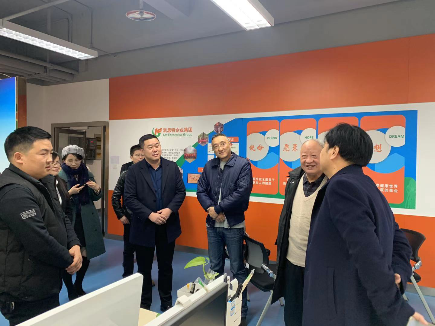 原陜西省衛(wèi)生廳副廳長(zhǎng)、保健學(xué)會(huì)會(huì)長(zhǎng)、一行人蒞臨陜西凱思特集團(tuán)指導(dǎo)！